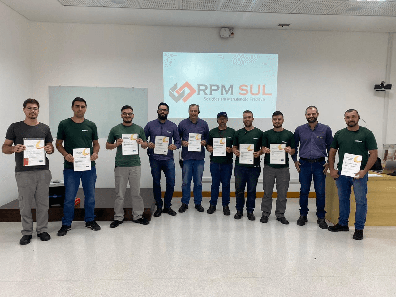 Outra turma da RPM Sul reunida com certificados após a formação